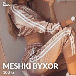  - Oanvända Meshki byxor i fint material 😍 Köpt för 700 kr och säljer för 200 kr (råka skriva fel där uppe)