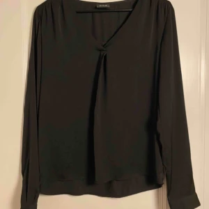  - Svart ”silkesblus” som knappt är använd. Köparen står för frakt. 