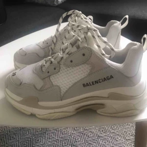  - Balenciaga Triple S skor säljes. Har använts ett fåtal ggr och har inga skador eller märken. Köpta på Browns.. kvitto och originalbox finns samt svarta snören. 