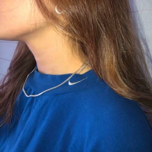  - En blå tröja i bomull med polokrage från NIKE. Tröjan är stretchig och har ett litet NIKE märke på polokragen!!💖💖