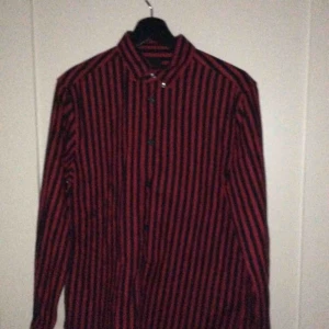  - Randig långärmad skjorta i bra skick