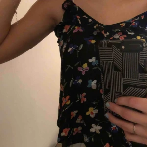  - Ett super gulligt blommigt linne från bikbok. I väldigt bra skick, köparen betalar frakten💓