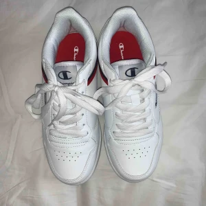  - Nyköpta skor. Model airforce, märke champion. Inte originella men unika. Frakt ingår ej 