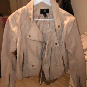  - En jättefin beige/ljus rosa skinnjacka från h&m. Använd några få antal gånger, bra skick. Storlek S!  150kr + frakt 💗