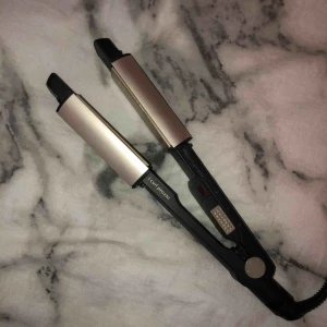  - En jättebra plattång från babyliss, nyskick då den inte kommer till användning.  Har även värmeplattor på sidorna så man kan få till fina lockar om det önskas☺️ pris kan diskuteras 