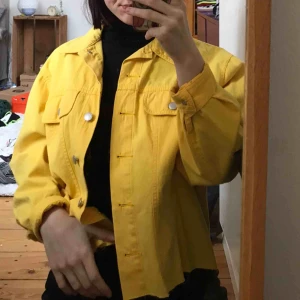  - Klar-gul jeansjacka storlek M men klippt så passar mig storlek xs-s, Frakt tillkommer, betalning sker via swish💕 bara att skicka ett meddelande vid frågor/om du vill ha fler bilder mm🥳 går alltid att pruta 