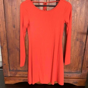  - Så cool klänning i orange. Öppen i ryggen. Tyvärr för liten för mig så kommer int till användning. Aldrig använd💞 kom med bud!