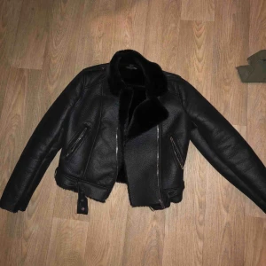  - bikerjacka från zara. strl S men sitter som S/M. funkar att ha under en tjocktröja. frakt ligger på 40kr, möts annars upp😊