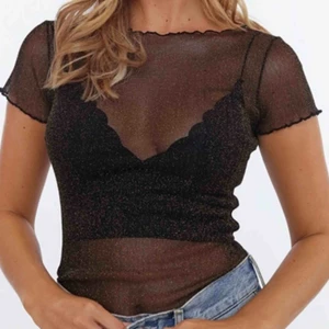  - Glitter-mesh topp från chiquelle  Storlek: XS Nypris: 249 kr BUD från 60 kr Kontakta mig för att lägga ett bud eller har några frågor. Liten defekt vid bröstet, liten maska som nästan inte syns. 