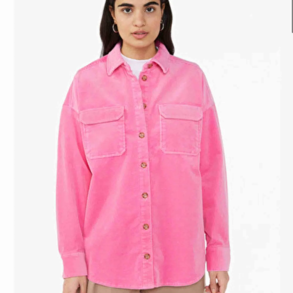 En snygg corduroy shirt i rosa. Köpt för 350kr, använd en gång. Säljer pågrund av för liten. Köp köp köp!!!💗💗💗. Skjortor.