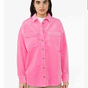  - En snygg corduroy shirt i rosa. Köpt för 350kr, använd en gång. Säljer pågrund av för liten. Köp köp köp!!!💗💗💗