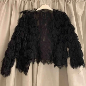  - Helt ny kofta med ”fransar”, strl s 