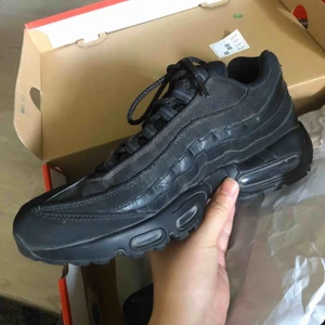  - Nike Air Max 95 strl 41  Använd fåtal gånger   Kan möta upp i Jönköping, annars står köparen för frakten. 
