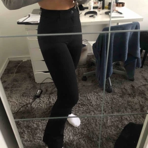  - As snygga och sköna kostymbyxor från Zara köpta i somras, använt cirka 3 ggr. Säljer pga att jag har ett par likadana