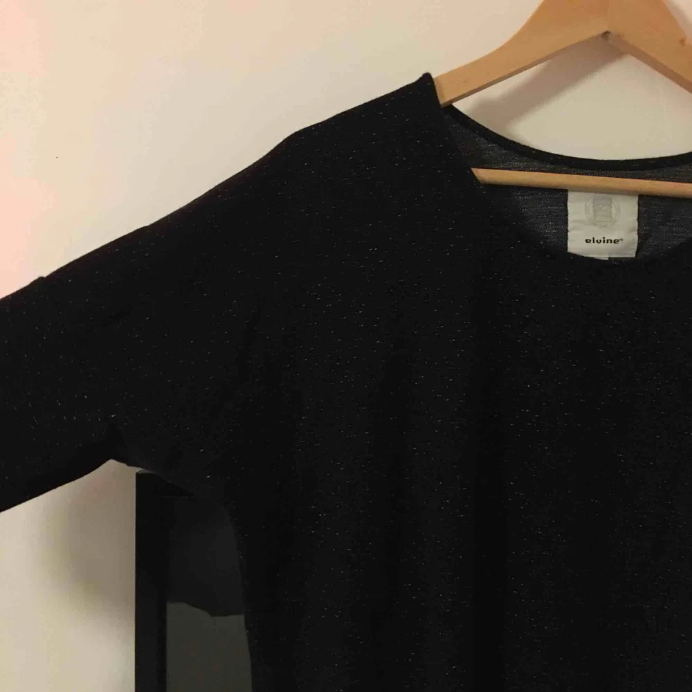 Oanvänd svart spräcklig tröja från Elvine. Mjukt och skönt material med trekvarts-armar! 🖤 Kan mötas upp i Stockholm eller skicka (frakt ej inkl)! Kram . Toppar.