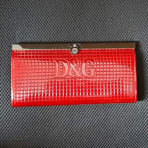 Dolce & Gabbana (kopia) plånbok modell större, supersnygg röd lack. Nätt och lätt trotts en större modell. Helt ny aldrig använd, köpare står för frakt. 