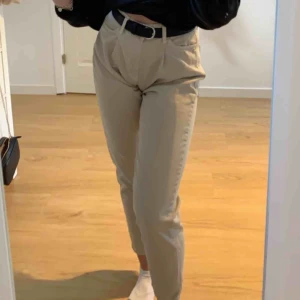  - Beiga mom jeans från ginatricot. Endast använda fåtal gånger då jag insåg att de inte va min stil. Frakt tillkommer! 