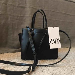 Väska - Supersnygg väska med axelband från zara, nyinköpt och aldrig använd, toppskick. Köparen betalar frakt snabbaffär 