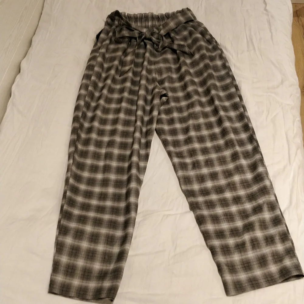Gråa checkered pants från Monki med bälte (frakt ingår). Jeans & Byxor.