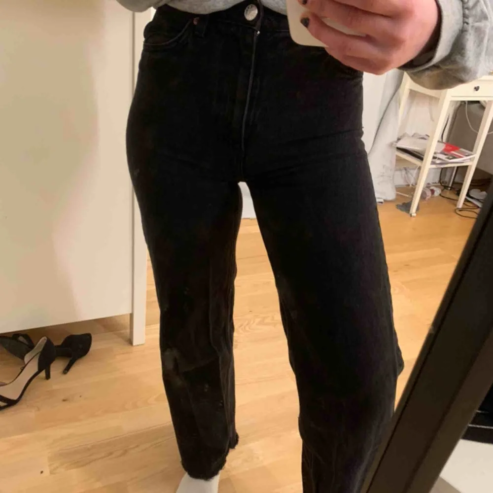 Svarta vida jeans ifrån monki. Storlek 25 men har dock klippt de nedtill, är 158. Jeans & Byxor.