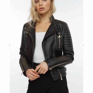  - Nästan oanvänd skinnjacka. Storlek 40 men mer än 38. Ganska liten i storleken. Nypris 699kr.