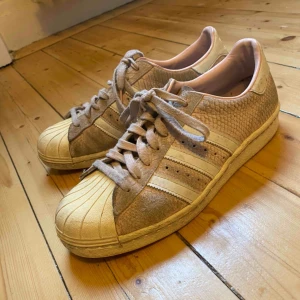  - Gamla favoriter som behöver ett nytt hem! Rosa adidasskor i modellen superstar. Det som är mörkare på skorna är mockan som är sliten, inte smuts. Frakt tillkommer, kan mötas upp