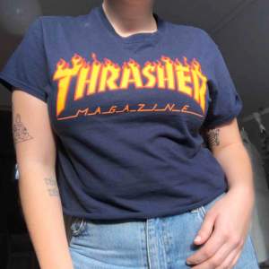 En croppad blå Thrasher t-shirt med flammor i gott skick! Jag har klippt av den själv så nedre delen har rullat upp sig lite men tycker själv bara det är snyggt! Flitigt använd men i gott skick 🔥 Frakt: 50kr!