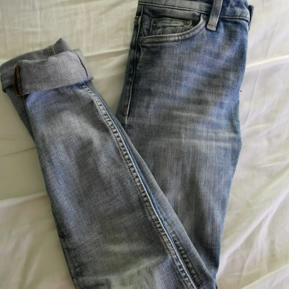 skinny jeans från Crocker i den perfekta ljusblåa färgen. Inköpt på JC för 599 kr. Sparsamt använda, ser ut som nya. W24/L32. Jeans & Byxor.