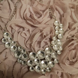 Halsband strass  - En stiligt samt blingigt halsband. 40kr ink frakt. 