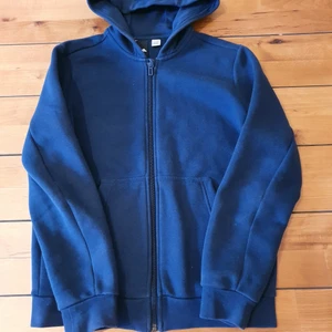 Adidas kofta - Säljer en Adidas hoodie som jag växt ur, avklippt lapp men ganska säker på att det är 150 cm men kan skicka mått, bara att skriva till mig! Jättebra skick!