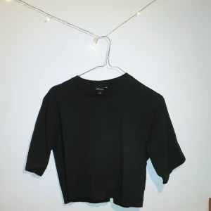 Monki cropped t-shirt - Svart och har lite längre ärmar, köot på Monki! Kan mötad sthlm!