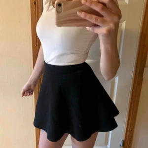  - Jättegullig kjol från H&M som tyvärr blivit för kort för mig. Tyget är jättefint och lite tjockare, kan skicka close up om ni vill se hur det ser ut! Den är i jättebra kvalité och använd ytterst lite. Försluts med en silvrig dragkedja på baksidan.