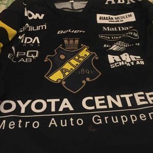  - En sjukt bra AIK tröja för 250kr bara! Nästan aldrig använt och isf sparsamt, köpte den för 6 månader sen men har tappat intresset och inte min typ, Pris kan diskuteras.