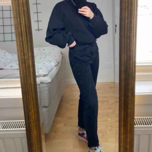  - Mom jeans från Pull&bear. Pösiga i midjan så passar 24-26 beroende på hur man vill att dom ska sitta. Grå i tvätten. 