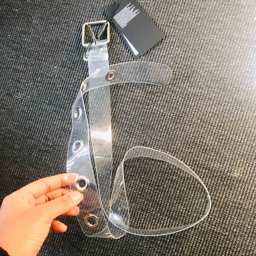 Detta är ett (Sea Transparent Belt) från Weekday, när jag köpte det tittade jag aldrig på storleken och det visades vara allt för stort för mig. Det är aldrig använt och prislappen sitter fortfarande på.😘. Accessoarer.