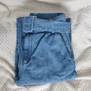 Byxor från Pull&Bear - Högmidjade vida byxor med tillhörande skärp. Väldigt sköna men tyvärr stora i storleken. Gratis frakt!