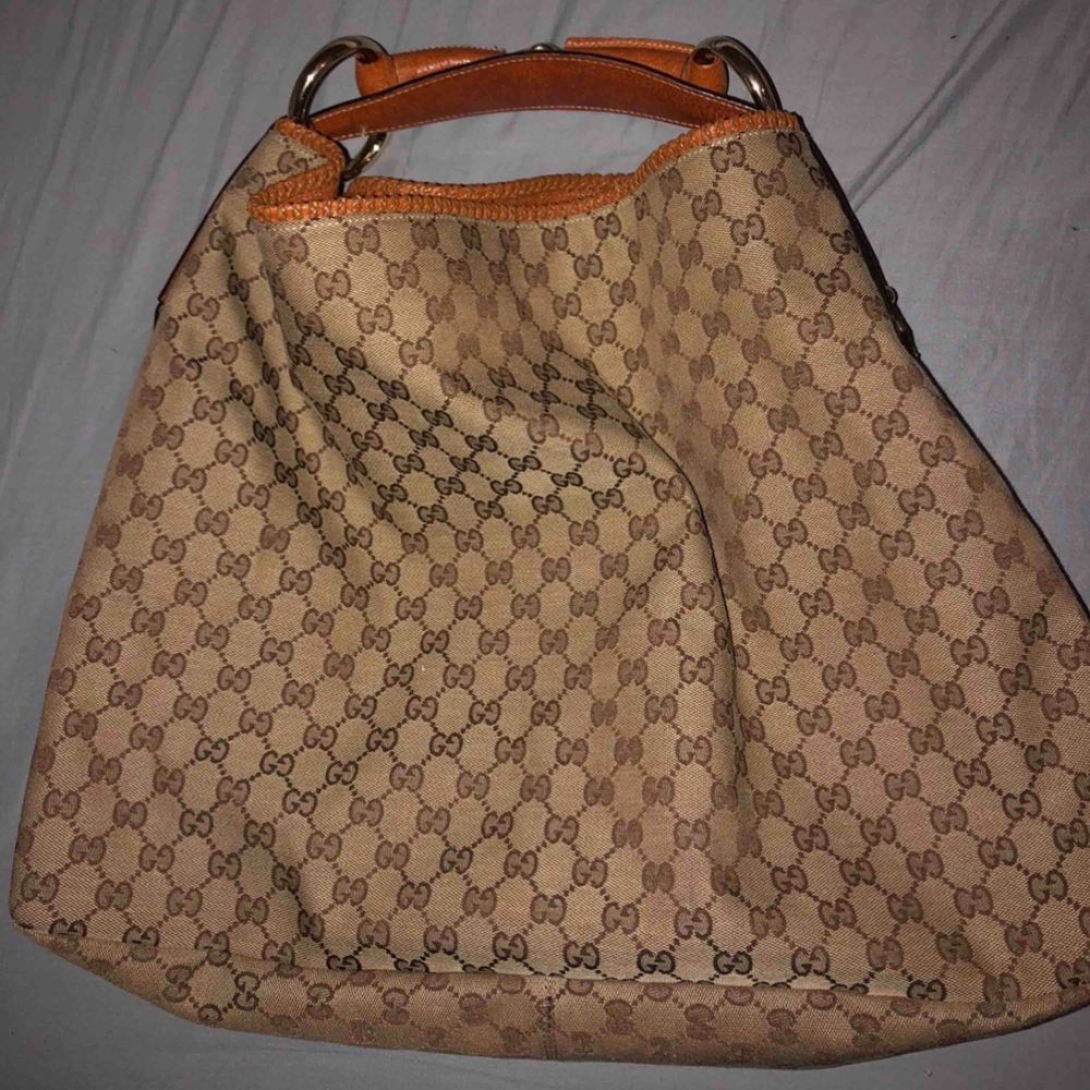 Gucci väska modell hobo large i väldigt fint skick!  Kontakta mig för mer info.  Betalning via swish. Accessoarer.