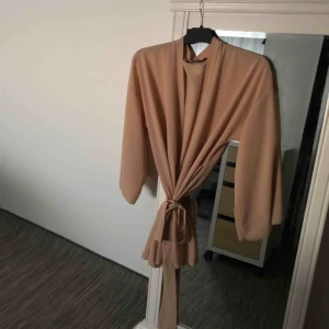  - Bärs/nude färgad kimono i storlek S, perfekt för våren + sommaren🌸 Aldrig använt. Kontakta för fler bilder och frågor! Frakt förekommer.