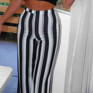  - Randiga byxor från pull&bear! Nyskick, endast använda under ett tillfälle 