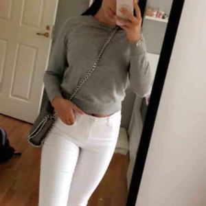  - Grå sweater från hm i storlek S.