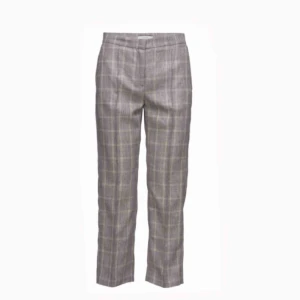  - sjuukt snygga House of Dagmar linnebyxor med slits vid byxslutet✨ perfekt till en solig vårdag! är vanligtvis 36/38 i strl men har kunnat ha dessa, dock lite för små nuförtiden, därför säljer jag vidare! frakt ingår i priset!