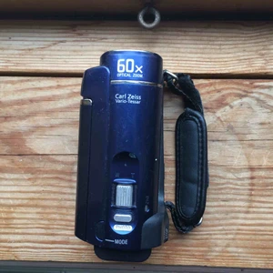 Sony dcr sx30  - Säljer nu min kära digitalkamera med tillhörande laddkabel. Filmar äkta lågupplöst och har en ikonisk look, från ca 2003 så batteriet är gammalt och kan behövas bytas men annars funkar felfritt! Kan zooma in dessutom riktigt långt🙌