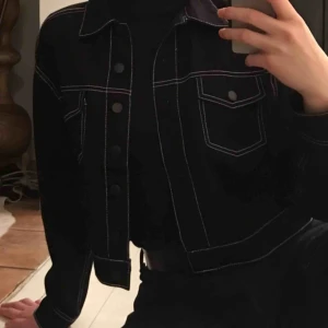  - Tunn, svart jacka från H&M med vita sömmar. Köpt för 350 kr, kom aldrig till användning. Storlek 32 men med tanke på att den är oversized så skulle jag mer säga att den är typ 34! Kan mötas upp i Malmö annars står köparen för frakten☺️