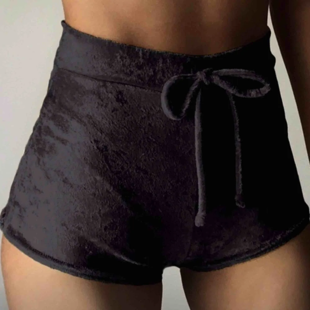 Svarta sammetshorts, passar M/L. Använd fåtal gånger och är väldig mjuka. Möts upp i uppsala eller fraktar (frakten är inkl). Shorts.