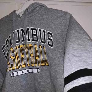  - Snygg Hoodie, använd ca 2 gånger!💛 