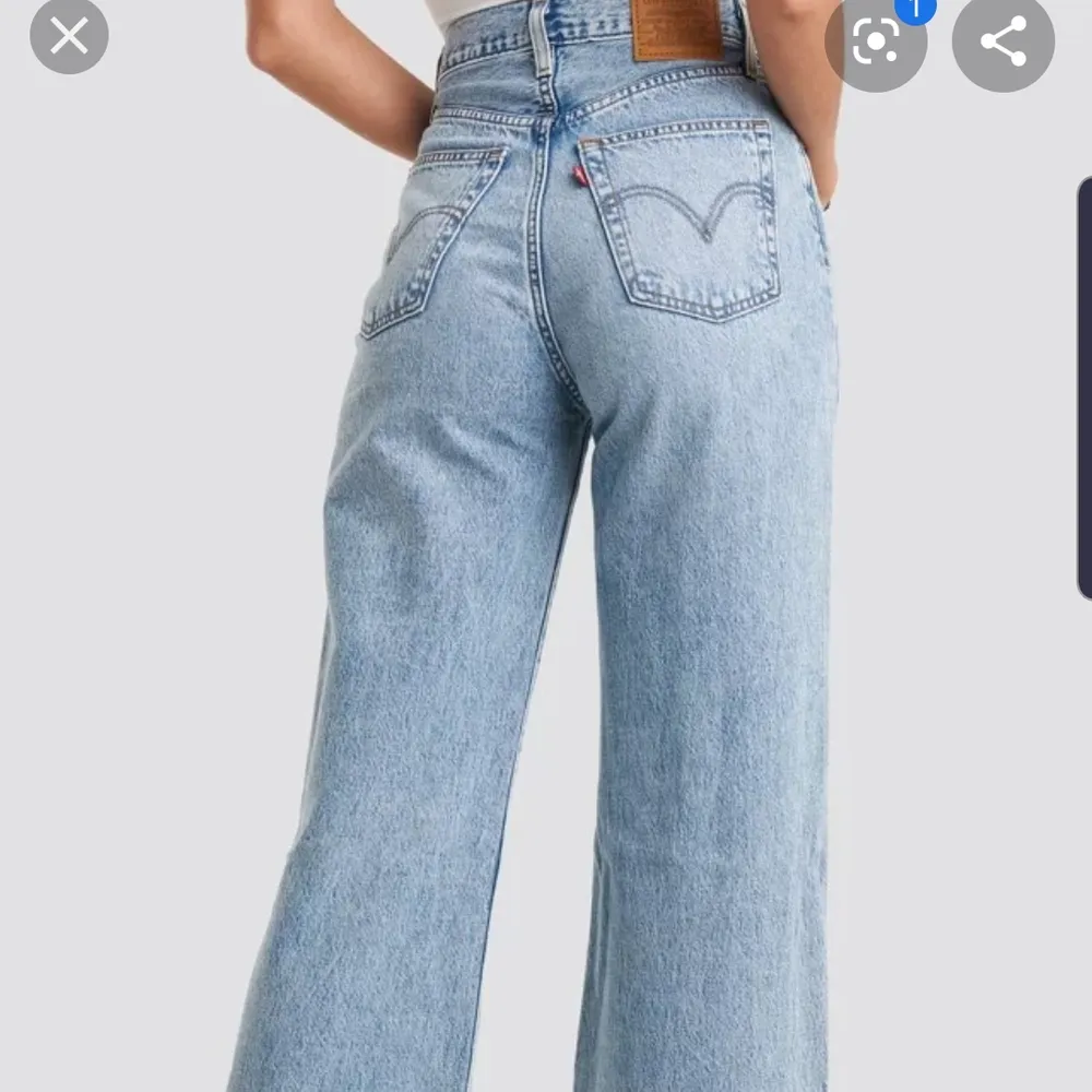 (Inkl frakt) Coola långa och vida Levi's jeans som säljs på grund av att dom inte används. Är i storlek W29 L33. Är använda max 5 gånger och är i mycket fint skick. Nypris var 1249 kr.. Jeans & Byxor.