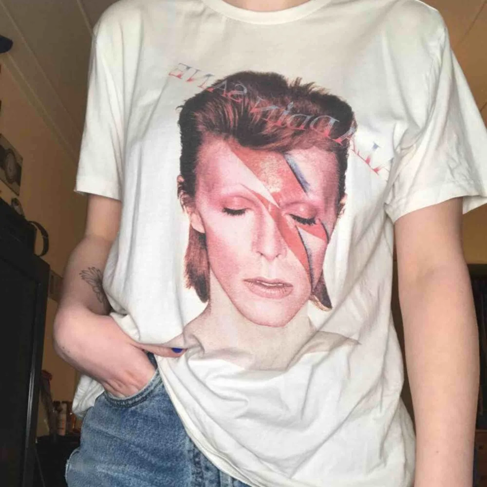 David Bowie tröja från zara, säljer då jag inte klär i vitt🌸50kr+20kr frakt🌸. T-shirts.