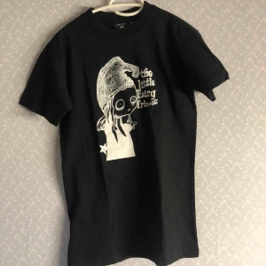  - svart t-shirt med asgulligt tryck! oanvänd 