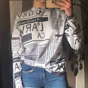  - Långärmad tröja med text, vet inte storleken men funkar som M 