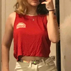  - Linne köpt på Carlings för typ 100 år sedan. Kommer aldrig till användning tyvärr. Loggan där fram är lixom lite ”hårig” Jätteskönt material och perfekt för sommaren.